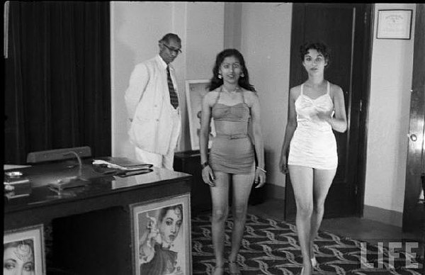 难得一见的老照片:印度导演早期面试女演员全过程 现场要求换衣试镜(组图) - 6