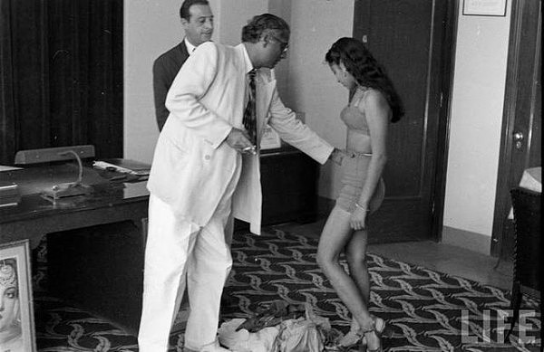难得一见的老照片:印度导演早期面试女演员全过程 现场要求换衣试镜(组图) - 11