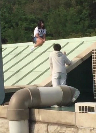 中国女子在韩国爬上屋顶 求与韩国男友复合（图） - 1