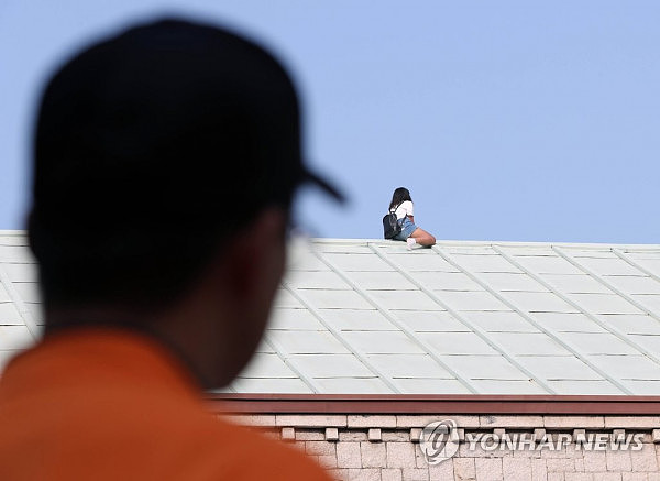 中国女子在韩国爬上屋顶 求与韩国男友复合（图） - 4