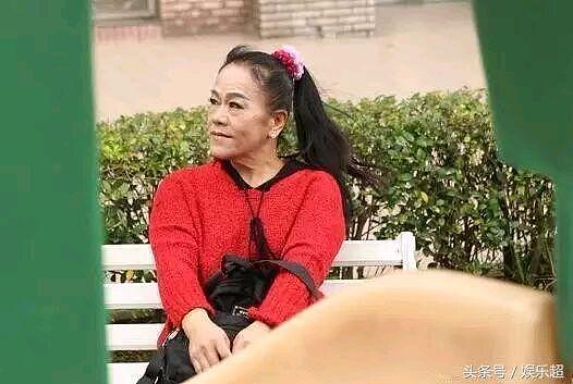 甜歌皇后台版杨钰莹，为婚姻帮老公养小三，屡遭家暴今露宿公园！