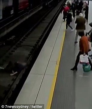 惊险！Wynyard车站一男子晕厥后栽下站台，跌落铁轨！众人合力营救！（视频） - 2