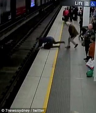 惊险！Wynyard车站一男子晕厥后栽下站台，跌落铁轨！众人合力营救！（视频） - 1