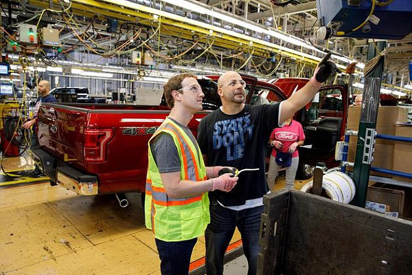 密西根州迪尔伯恩的一家福特工厂，扎克伯格与汽车工人交流。