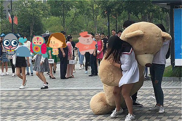 中国富二代开保时捷送熊表白被拒 女生一句话众人笑喷(组图) - 3