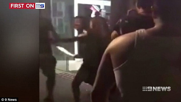 中国留学生在澳怒砍情敌！坐牢6个月后改判缓刑，法官：“越早遣返越好”（视频） - 5
