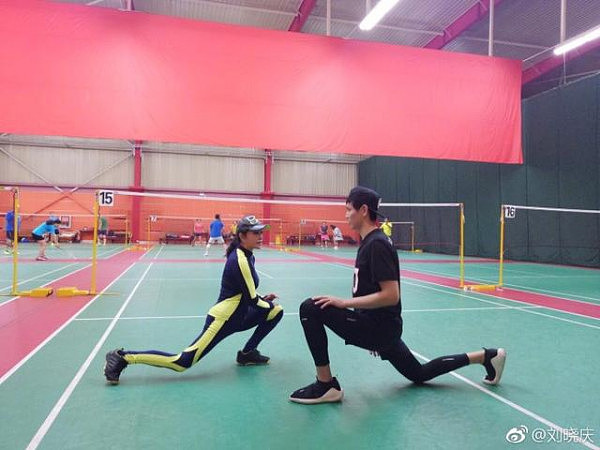 刘晓庆和鲍春来打羽毛球，网友的评论尴尬了