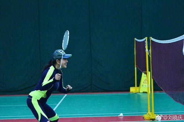 刘晓庆和鲍春来打羽毛球，网友的评论尴尬了