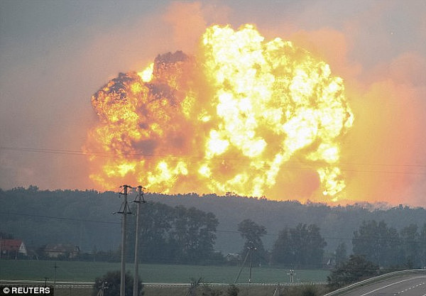 乌克兰最大军火库爆炸 事发前存有近19万吨弹药 大量炮弹射向空中（视频） - 1