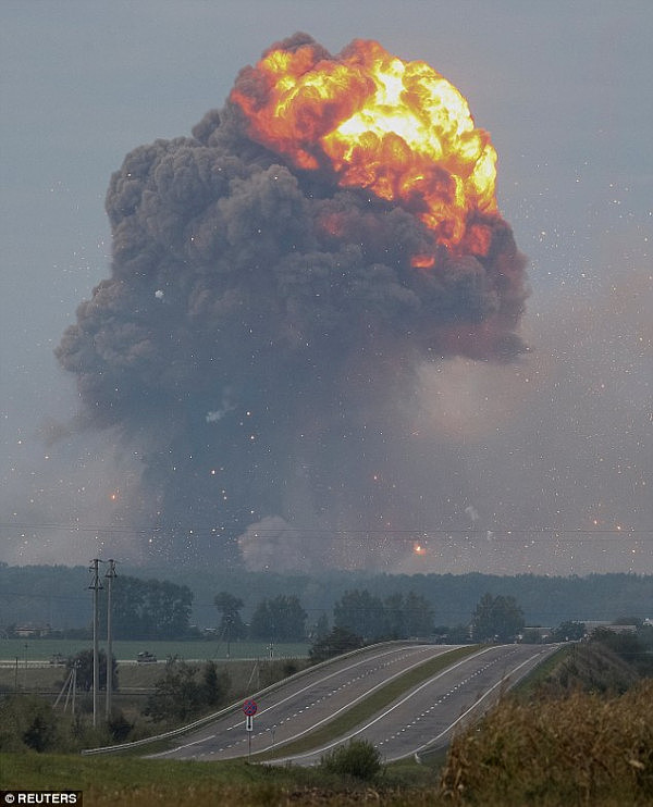乌克兰最大军火库爆炸 事发前存有近19万吨弹药 大量炮弹射向空中（视频） - 3