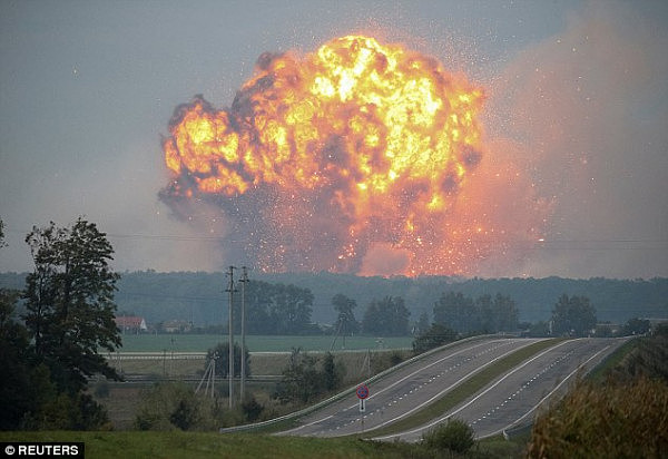 乌克兰最大军火库爆炸 事发前存有近19万吨弹药 大量炮弹射向空中（视频） - 5