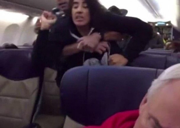美国航班女乘客对宠物过敏 被航警强拖下飞机（组图） - 2