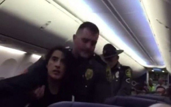 美国航班女乘客对宠物过敏 被航警强拖下飞机（组图） - 3