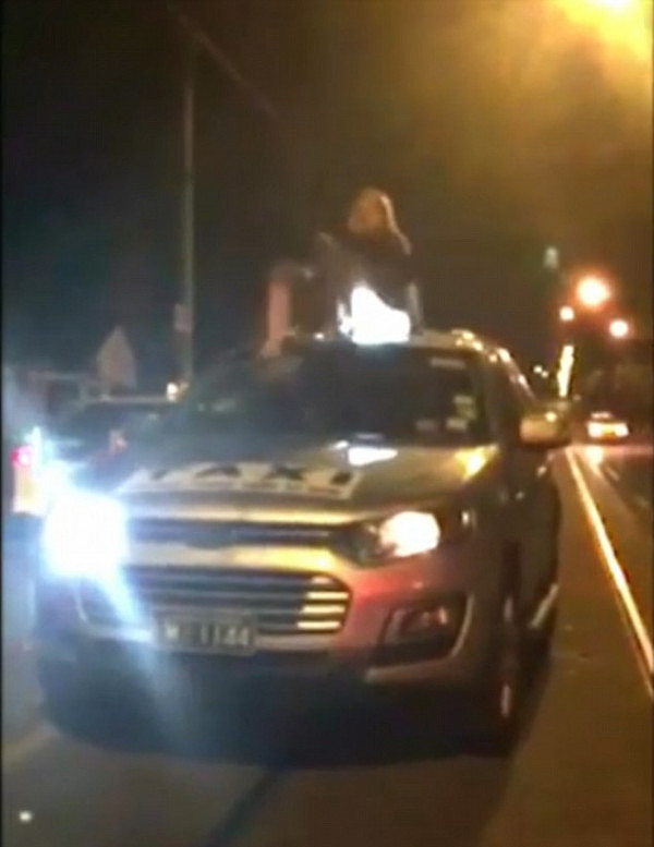 疑似“中邪”？墨尔本女子深夜发狂 跳上出租车顶狂踹挡风玻璃（视频） - 1