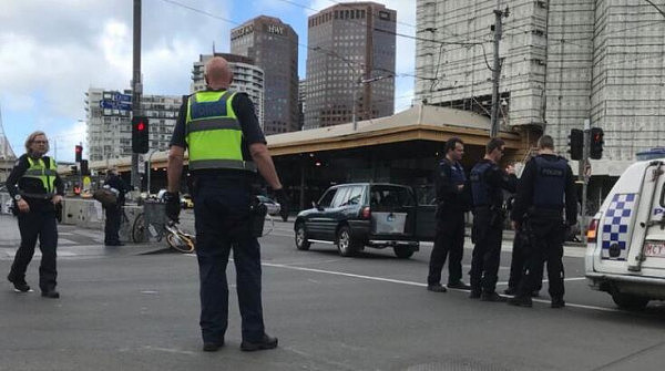 突发！男子意图驾车在墨尔本CBD撞人 警方开枪将其制服 Flinders St被封（组图+视频） - 1
