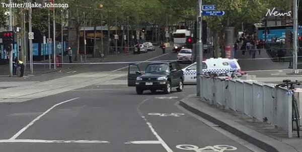 突发！男子意图驾车在墨尔本CBD撞人 警方开枪将其制服 Flinders St被封（组图+视频） - 8