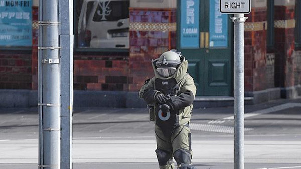 突发！男子意图驾车在墨尔本CBD撞人 警方开枪将其制服 Flinders St被封（组图+视频） - 12