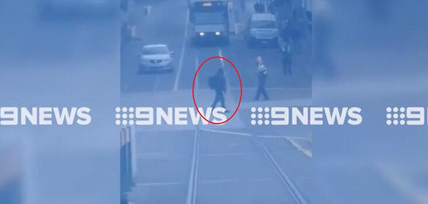 突发！男子意图驾车在墨尔本CBD撞人 警方开枪将其制服 Flinders St被封（组图+视频） - 10