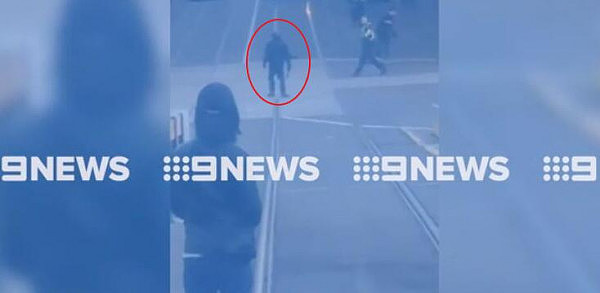 突发！男子意图驾车在墨尔本CBD撞人 警方开枪将其制服 Flinders St被封（组图+视频） - 9