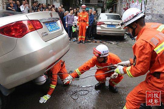 被导航“坑”了！女司机跟导航走车被卡在石梯上(图) - 3