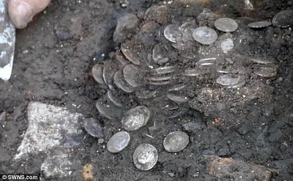 一位渔民用探测器发现罗马硬币 价值近2百万(组图) - 2