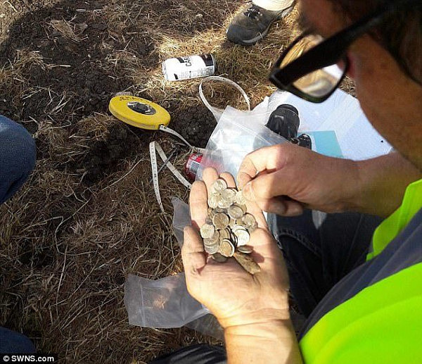 一位渔民用探测器发现罗马硬币 价值近2百万(组图) - 3