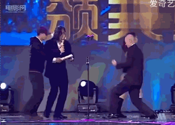 冯小刚下跪为他颁奖，女演员骂他流氓，陈凯歌夸他是最绝男演员！