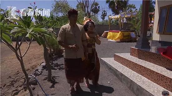 巴厘岛火山喷发在即 新人在危险区域冒死办婚礼(图) - 1