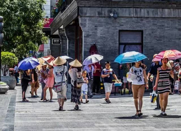 见太阳就打伞？随身携带保温杯...外国人眼中的中国游客尽是奇葩，是沟太深，还是见识少？ - 2