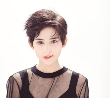 女星咬唇排行榜，赵丽颖垫底，迪丽热巴第六，她却咬出天后风范！