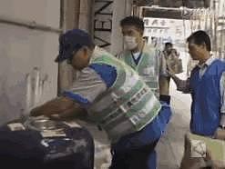 香港富豪做清洁工，感悟：社会正在极严厉地惩罚读不成书的人！