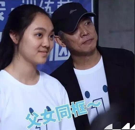 李连杰与大女儿亲密互动 网友却被小女儿吸引了(组图) - 1