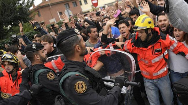 西班牙加泰独立公投：这12张照片最震撼人心(组图) - 2