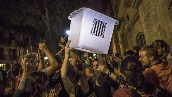 西班牙加泰独立公投：这12张照片最震撼人心(组图) - 11