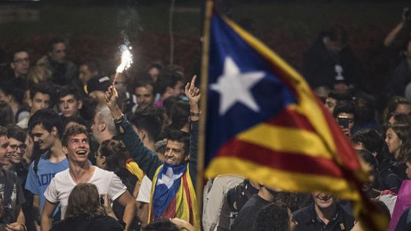 西班牙加泰独立公投：这12张照片最震撼人心(组图) - 13