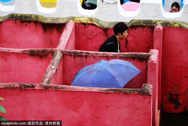 重庆景区设露天厕所 女游客撑伞如厕 这画风...（组图） - 3