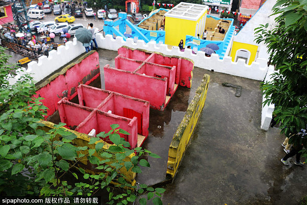 重庆景区设露天厕所 女游客撑伞如厕 这画风...（组图） - 5