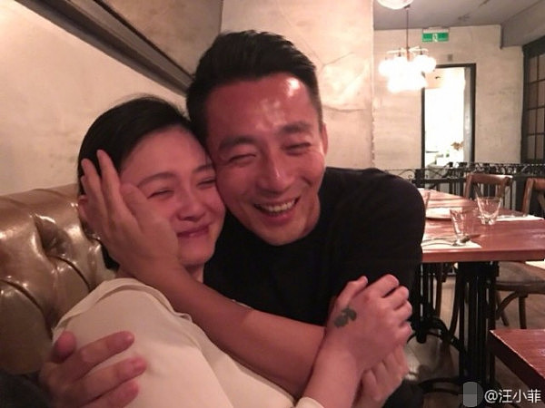 汪小菲抱着大S赞老婆脸小 笑得好甜好幸福（组图） - 2