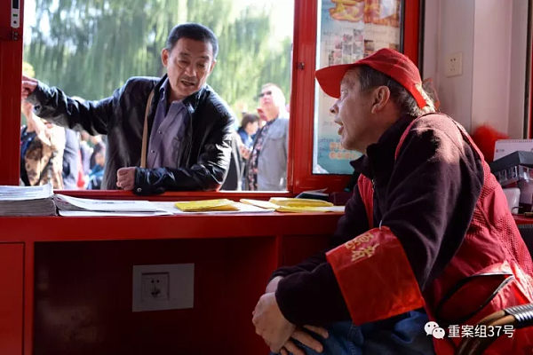 洋大爷在北京住22年 用流利中文给中国游客指路