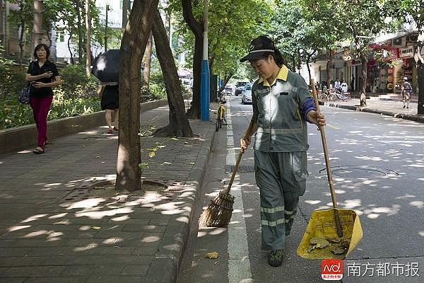 中国环卫工夫妻月入6000！砸锅卖铁送女儿留澳 妈妈现在最担心... - 3