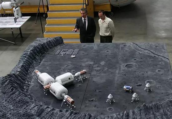 图丨Robert Bigelow在向人展示月球基地模型