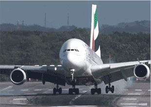 罕见！阿联酋航空空客A380在横风中漂移降落(组图) - 1