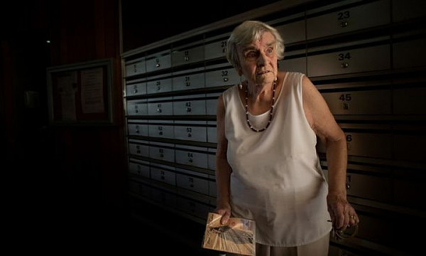 悉尼歌剧院旁有一栋“鬼楼”，里面只住了一个90岁的盲人老太太，政府安排6个保安日夜保护她，开发商天天好言相劝... - 19