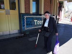 悉尼歌剧院旁有一栋“鬼楼”，里面只住了一个90岁的盲人老太太，政府安排6个保安日夜保护她，开发商天天好言相劝... - 31