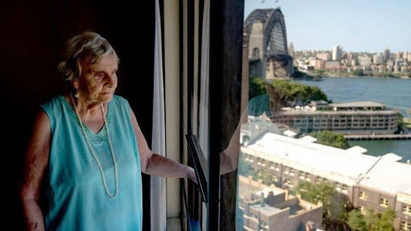 悉尼歌剧院旁有一栋“鬼楼”，里面只住了一个90岁的盲人老太太，政府安排6个保安日夜保护她，开发商天天好言相劝... - 35
