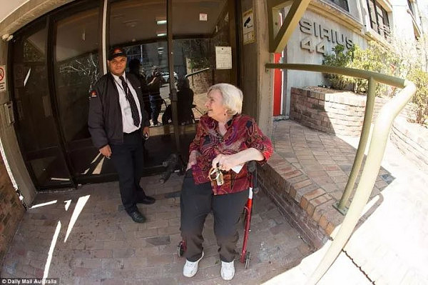 悉尼歌剧院旁有一栋“鬼楼”，里面只住了一个90岁的盲人老太太，政府安排6个保安日夜保护她，开发商天天好言相劝... - 36