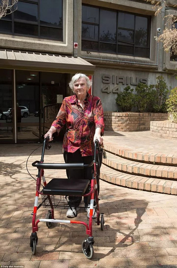 悉尼歌剧院旁有一栋“鬼楼”，里面只住了一个90岁的盲人老太太，政府安排6个保安日夜保护她，开发商天天好言相劝... - 37