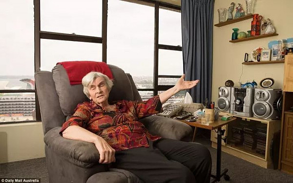 悉尼歌剧院旁有一栋“鬼楼”，里面只住了一个90岁的盲人老太太，政府安排6个保安日夜保护她，开发商天天好言相劝... - 38