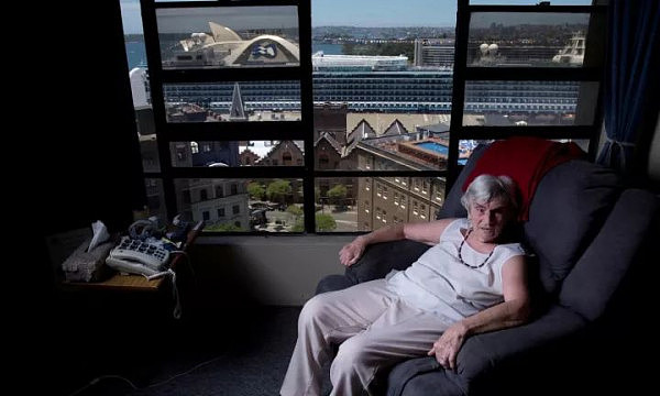 悉尼歌剧院旁有一栋“鬼楼”，里面只住了一个90岁的盲人老太太，政府安排6个保安日夜保护她，开发商天天好言相劝... - 42