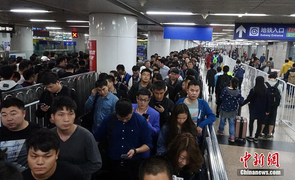 北京迎国庆返程最高峰 地铁候乘队伍超300米(组图) - 2
